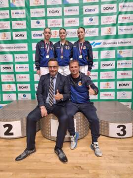 Naja Ferfila, Elma Lišinović, Nika Pahor 1. mesto v katah ekipno. Sedita trener Hadis Lišinović in predsednik KZS g. Mihael Cigler